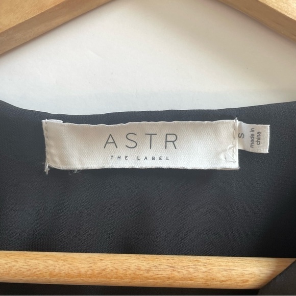 Astr the Label Black BUBBLE HEM SHORT SLEEVE TOP V Neck Contemporary Size Small - Picture 7 of 9